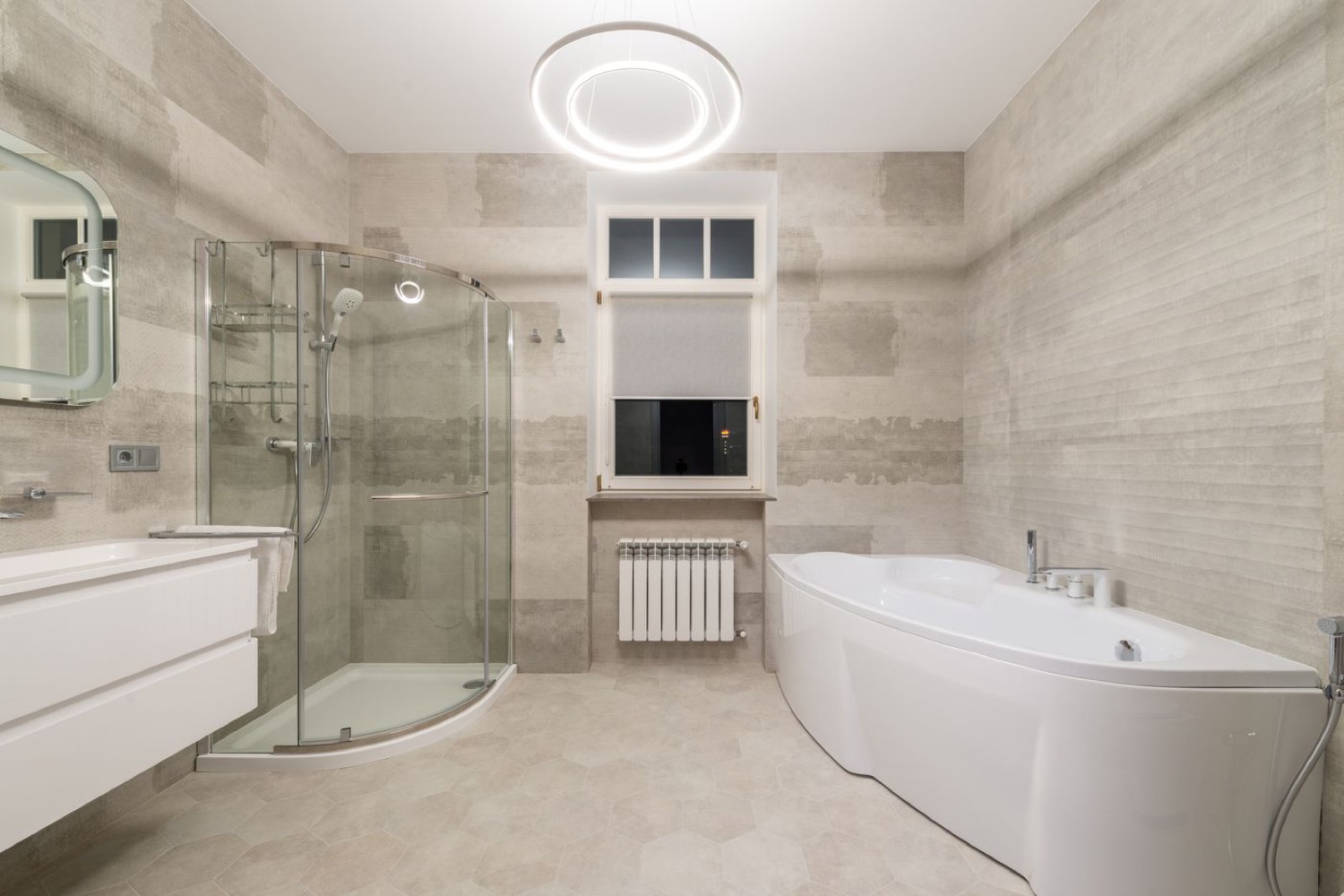 Radiateur colonne blanc dans une salle de bain épurée